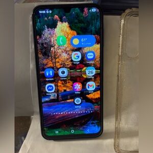 Samsung Galaxy A15 5G 128gb phone w/ glitter Case Excellent condition.